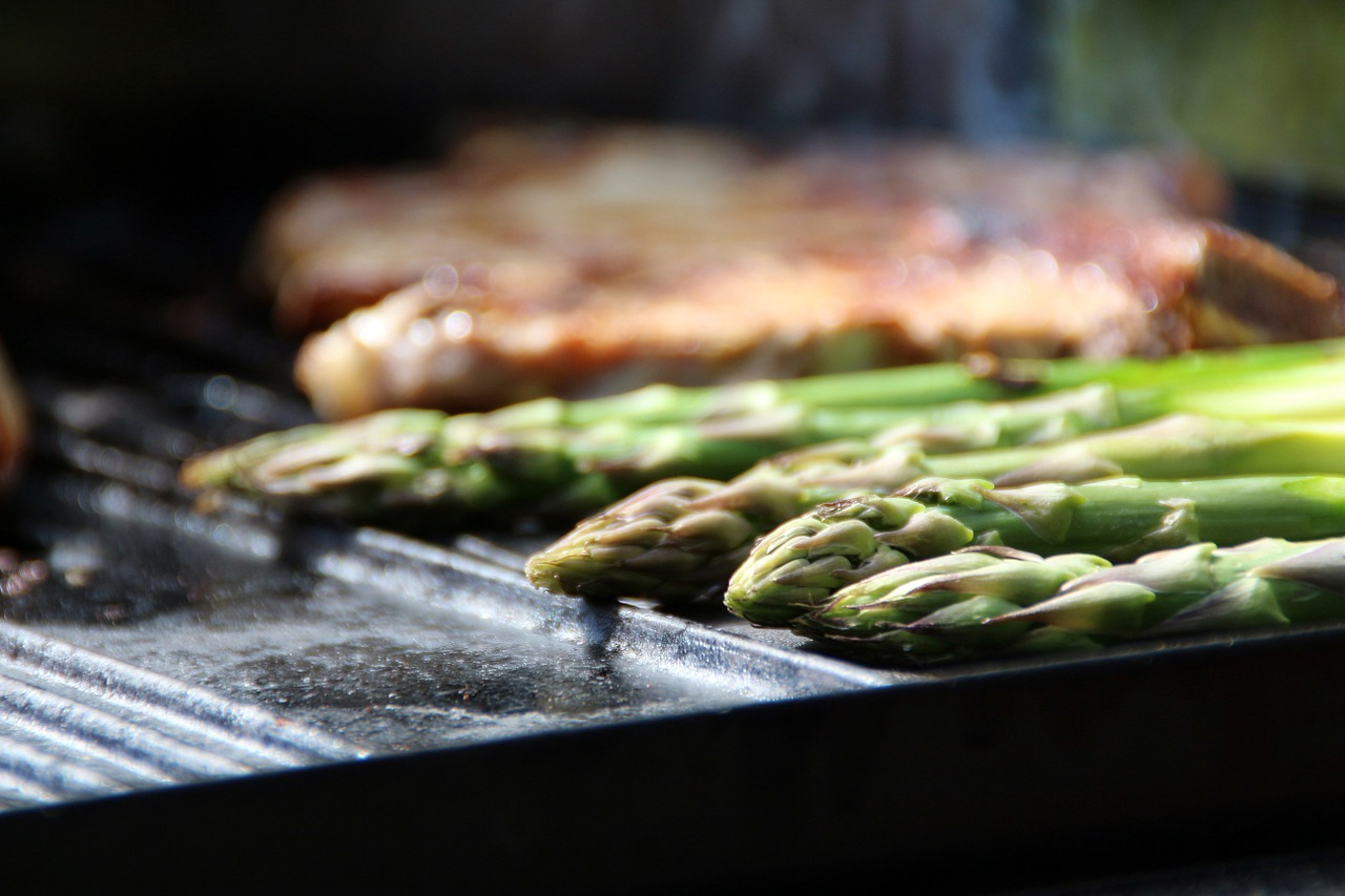 Richtiges Grillen für die perfekte Sommerfigur: Gegrillter grüner Spargel mit Saltimbocca