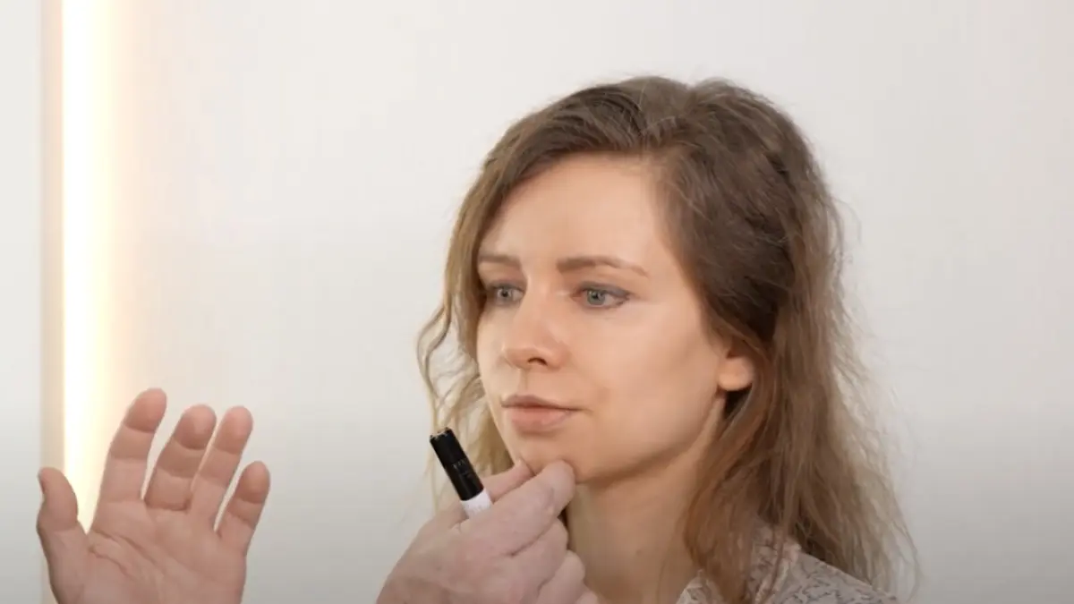 Augenbrauen-Lifting, Lippenunterspritzung und Erfrischung im Gesicht